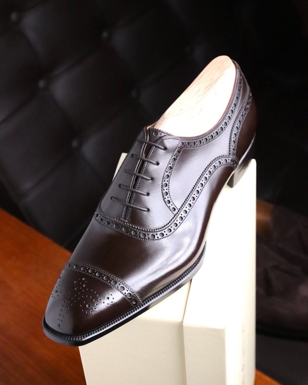 Semi-Brogue Oxford in Espresso Calf with house-style medaillon