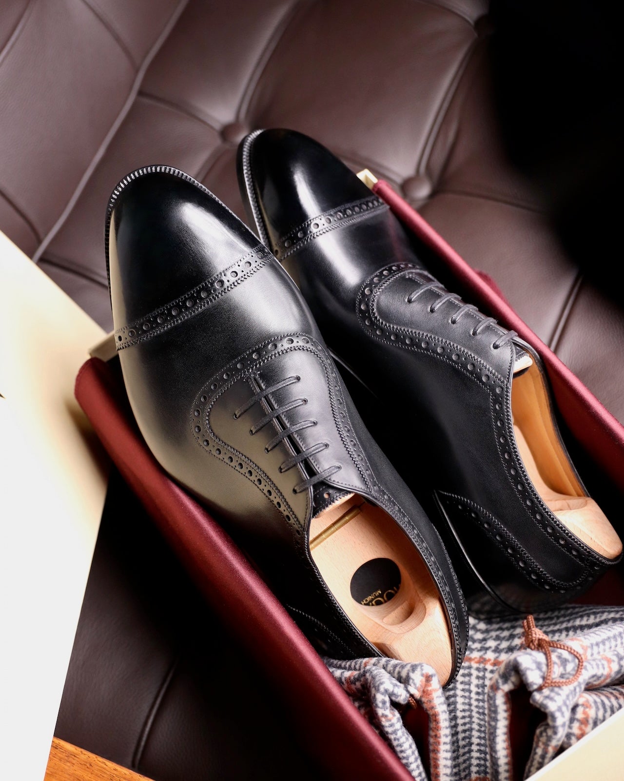Semi-Brogue Adelaide Oxford in black Calfksin